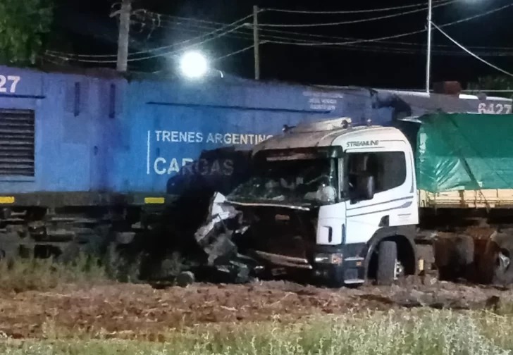 Se salvó de milagro: camionero misionero fue chocado por un tren en San Juan 1 choque camionero misionero