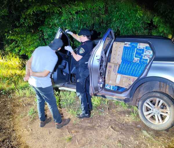 Secuestran en Eldorado cigarrillos de contrabando valuados en 17 millones de pesos 2 La Policía secuestró en Eldorado una carga de cigarrillos de contrabando valuada en 17 millones de pesos tras un operativo nocturno.