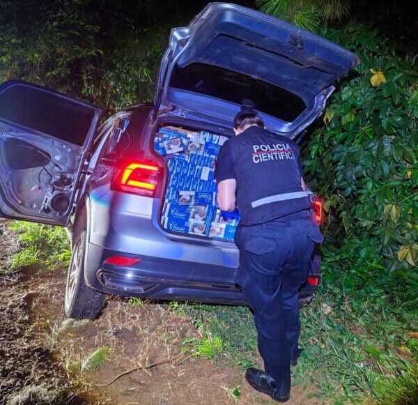 Secuestran en Eldorado cigarrillos de contrabando valuados en 17 millones de pesos 4 El automóvil despistó y fue abandonado por su conductor en la Ruta 12, donde luego se detectó una importante carga de cigarrillos ilegales.