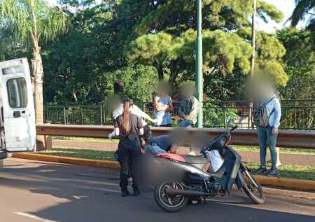 Colisión con un perro dejó a una motociclista gravemente lesionada en Oberá El siniestro ocurrió durante la mañana sobre la autovía Juan Pablo II de Oberá.