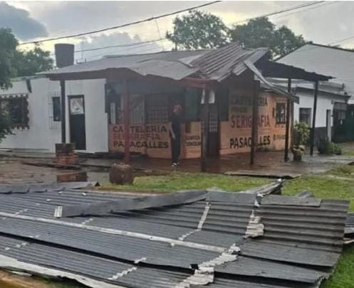 Defensa Civil repara daños por la tormenta en Posadas y alerta por más lluvias 5 defensa civil asistencia posadas 1 - 4