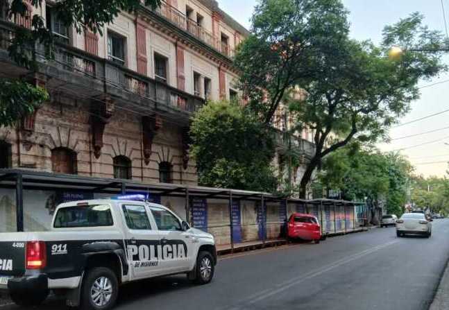 Posadas: despistaron frente al ex Hotel Savoy y se dieron a la fuga 3 despiste auto posadas hotel savoy 2 e1767873498525 - 2
