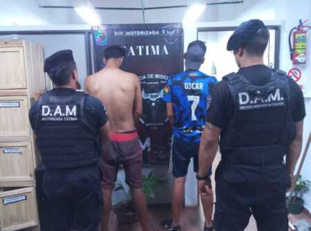 Operativo preventivo en Posadas culminó con la detención de dos hombres, uno con pedido de captura vigente Efectivos de la Agrupación Motorizada interceptaron a los sospechosos durante un patrullaje preventivo.