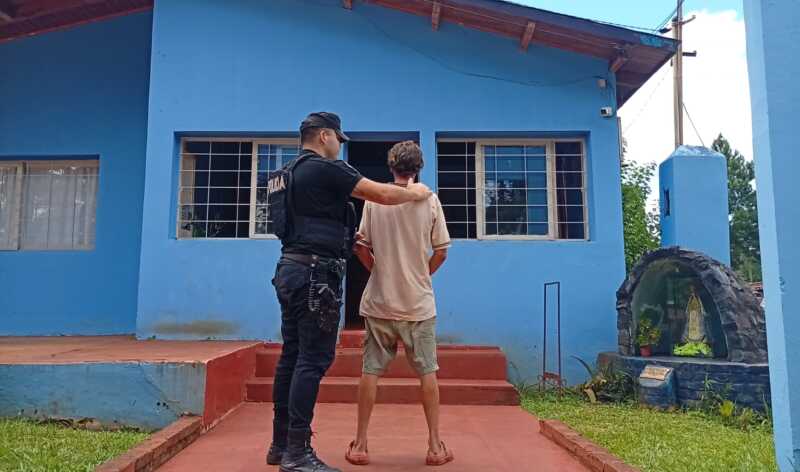 Con pasamontañas y una moto robada, intentó escapar y terminó detenido en Pozo Azul pozo azul