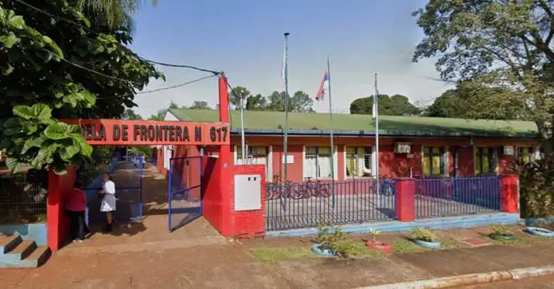 Polémica en El Soberbio por la reubicación de una directora acusada de encubrir caso de corrupción de menores escuela 617 el soberbio frente.jpeg - 2
