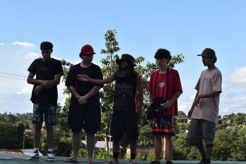 Diez competidores protagonizaron intensas batallas de improvisación durante la jornada de freestyle en pleno centro de Oberá.