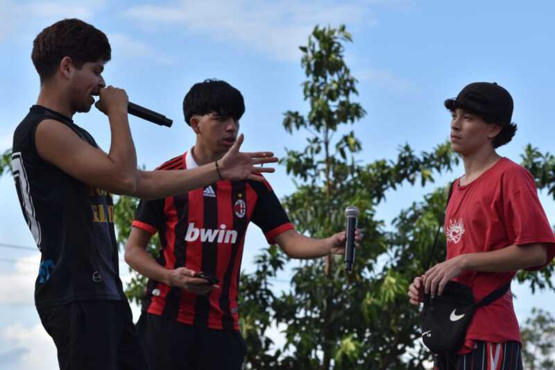 La plazoleta Mbororé fue escenario de la competencia “Flow de Plaza”, que reunió a jóvenes freestylers de Oberá y Campo Viera.