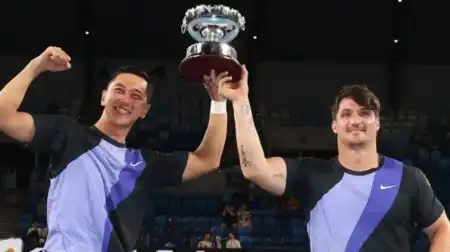 Gustavo Fernández se consagró campeón de dobles adaptado en el Abierto de Australia y logró el Grand Slam carrera, un hito histórico para el tenis argentino.