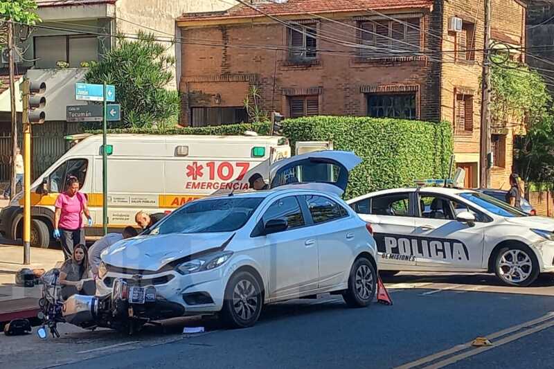 Siniestro vial en Posadas: choque entre un auto y una moto dejó dos heridos 5 heridos 2 - 4