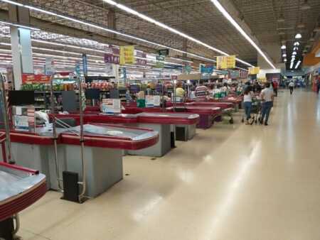 Comercio en caída: el Libertad entregó pagos parciales de indemnizaciones y advierten depósitos “vacíos” Transición en marcha: el ex Hiper Libertad será reconvertido por La Anónima, que garantizará la continuidad laboral de 160 trabajadores.