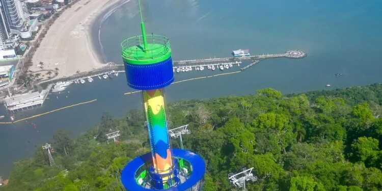Atracción inaugurada hace tres meses falló y dejó turistas atrapados en Balneário Camboriú 4 Incidente en parque turístico de Camboriú: turistas evacuados desde una torre de 59 metros
