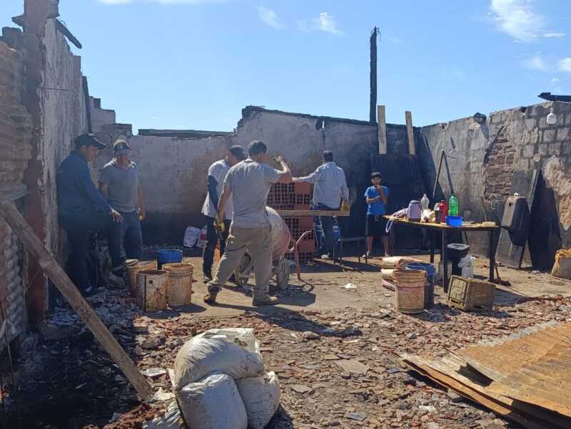 Incendio en Los Oleritos: “Una vecina se estaba pipeando, se le cayó en el colchón y así inició el fuego” 7 incendio Los Oleritos 3 - 6