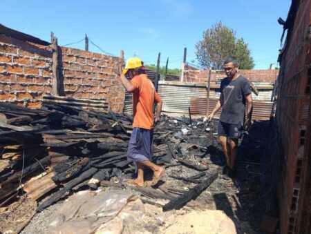 Incendio en el barrio Los Oleritos: intensa movilización solidaria para asistir a las familias afectadas Tras el incendio que arrasó viviendas en Los Oleritos, vecinos y organizaciones se movilizan para acompañar a las familias que lo perdieron todo.