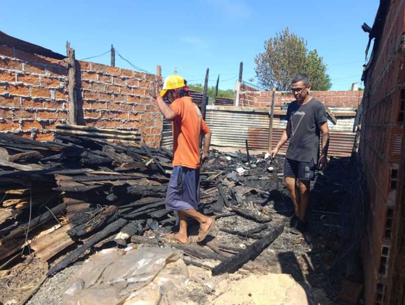 Incendio en Los Oleritos: “Una vecina se estaba pipeando, se le cayó en el colchón y así inició el fuego” Tras el incendio que arrasó viviendas en Los Oleritos, vecinos y organizaciones se movilizan para acompañar a las familias que lo perdieron todo.