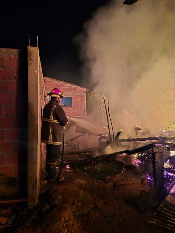 Dos incendios destruyeron viviendas en Eldorado y Bernardo de Irigoyen 2 En Bernardo de Irigoyen, una vivienda deshabitada sufrió daños materiales luego de un incendio controlado por los bomberos.