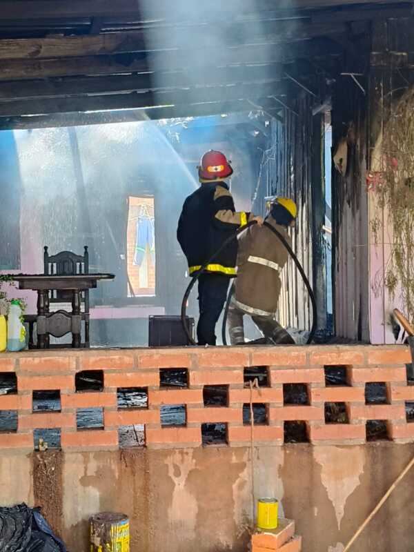 Incendios con minutos de diferencia en Misiones: uno arrasó 10 hectáreas de malezas en Loreto 4 incendio en wanda