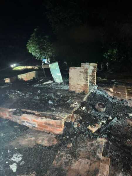 Incendio fatal en Guaraní: un joven murió calcinado y detuvieron a un sospechoso Bomberos y Policía Científica trabajaron en el lugar del incendio que terminó con una víctima fatal en Guaraní.