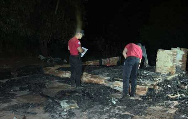 La vivienda quedó completamente destruida tras el incendio ocurrido en Colonia Yapeyú.