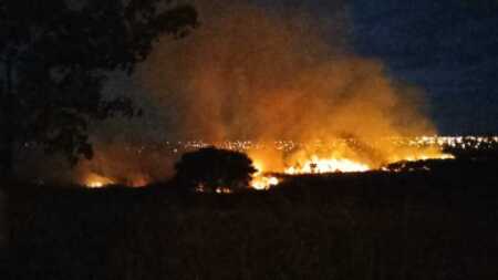 Bomberos sofocaron el incendio de Itaembé Guazú tras cinco horas de trabajo y buscan al responsable incendio itaembe guazu - 3