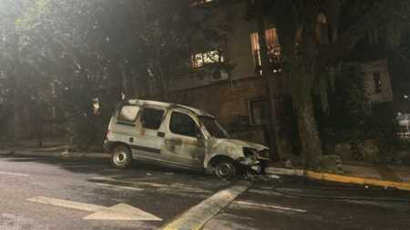 Bomberos de la Zona Centro y Oeste sofocaron el incendio de un vehículo registrado en la esquina de Sarmiento y General Paz.