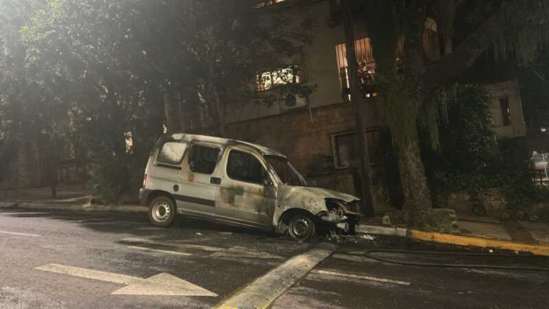 Falla mecánica provocó el incendio de un vehículo en pleno centro de Posadas Bomberos de la Zona Centro y Oeste sofocaron el incendio de un vehículo registrado en la esquina de Sarmiento y General Paz.