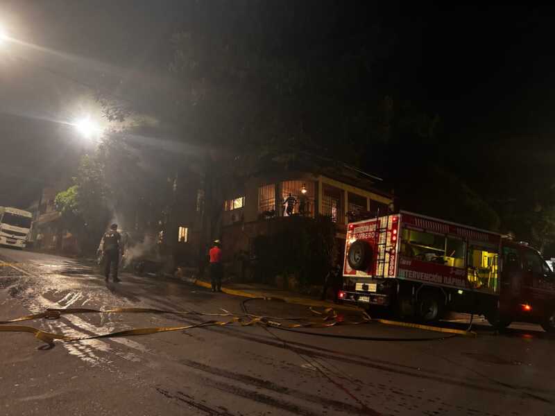 Falla mecánica provocó el incendio de un vehículo en pleno centro de Posadas 2 El automóvil quedó envuelto en llamas sobre la vía pública tras una presunta falla mecánica en el motor.