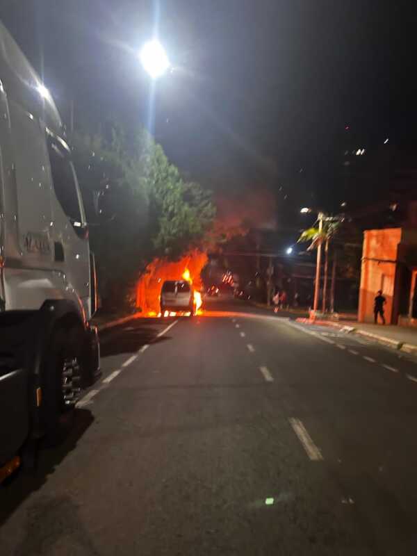 Falla mecánica provocó el incendio de un vehículo en pleno centro de Posadas 3 El siniestro ocurrió alrededor de las 21 horas y no se registraron personas heridas.