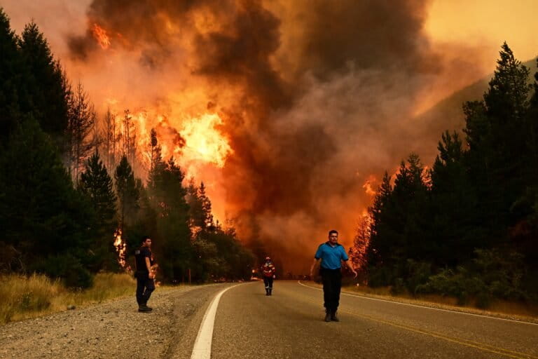 Mediante el DNU 80/2026, Nación amplió la emergencia ígnea a Santa Cruz y reforzó el esquema de respuesta estatal frente a los incendios forestales en el sur del país.
