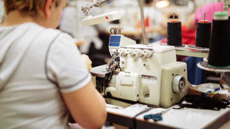 La industria trabajó al 57% de su capacidad y cada vez se fabrica menos ropa industria textil argentina