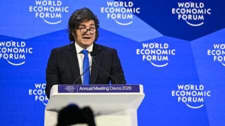 Milei en Davos: “El capitalismo de libre comercio es el único sistema justo” milei en Davos -zapatos