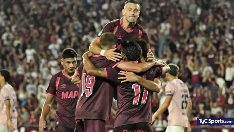 Apertura 2026: Terminó la fecha 2 y mañana empieza la tercera jornada 5 La fecha 2 del Torneo Apertura 2026 dejó triunfos clave de Lanús, Defensa y Justicia y Sarmiento, además de empates en Córdoba y Río Cuarto. Este viernes comienza la fecha 3 con partidos destacados como Independiente–Vélez y San Lorenzo–Central Córdoba.Palabras clave
Torneo Apertura 2026, Liga Profesional, fecha 2, fecha 3, Lanús, Defensa y Justicia, Belgrano, Tigre, Independiente, Vélez, San Lorenzo
Cómo terminó la fecha 2 del Torneo Apertura 2026
La segunda jornada del Torneo Apertura de la Liga Profesional se cerró este jueves con partidos intensos, goles decisivos y posiciones que empiezan a marcar tendencia en ambas zonas del campeonato.
Defensa y Justicia ganó en el Bajo Flores y sumó su primer triunfo
Defensa y Justicia consiguió su primera victoria en el certamen al imponerse por 1 a 0 ante Deportivo Riestra en el estadio Guillermo Laza. El único gol del partido fue obra de Rubén Botta, quien definió de manera brillante tras una asistencia aérea de Aaron Molinas.
El equipo de Mariano Soso fue superior en el desarrollo y supo sostener la ventaja en un complemento friccionado. Riestra, en tanto, acumula dos derrotas consecutivas en el inicio del 2026.
Belgrano y Tigre repartieron puntos en Córdoba
En el estadio Julio César Villagra, Belgrano igualó 1 a 1 frente a Tigre en un encuentro parejo por la Zona B. La visita se había puesto en ventaja con el tanto de David Romero, pero el “Pirata” llegó al empate a través de Lautaro Gutiérrez.
Con este resultado, ambos equipos quedaron con cuatro unidades y se mantienen en la pelea en la zona media de la tabla.
Lanús venció a Unión y es líder de la Zona A
Lanús aprovechó la superioridad numérica y derrotó por 2 a 1 a Unión de Santa Fe en el sur bonaerense. Ramiro Carrera y Marcelino Moreno marcaron para el “Granate”, mientras que Cristian Tarragona descontó para el “Tatengue”.
El conjunto dirigido por Mauricio Pellegrino suma puntaje ideal y lidera la Zona A tras dos fechas disputadas.
Sarmiento ganó con lo justo ante Banfield
Sarmiento se impuso por 1 a 0 ante Banfield en Junín, en un partido cerrado que se resolvió con un penal convertido por Diego Churín en tiempo de descuento del primer tiempo. El “Taladro” jugó gran parte del encuentro con un hombre menos por la expulsión de Nicolás Meriano.
Empate sin goles en Río Cuarto
Argentinos Juniors no pudo romper el cero ante Estudiantes de Río Cuarto como visitante. El “Bicho” desperdició un penal sobre el final en los pies de Tomás Molina y debió conformarse con un punto, en un duelo donde el arquero Renzo Bacchia fue figura.
Cómo empieza mañana la fecha 3 del Torneo Apertura
La tercera fecha del campeonato se pondrá en marcha este viernes con una agenda cargada de partidos atractivos en distintos puntos del país.
Viernes: partidos y horarios
17:30 – San Lorenzo vs. Central Córdoba de Santiago del Estero
19:45 – Independiente vs. Vélez Sarsfield
22:00 – Atlético Tucumán vs. Huracán
22:00 – Talleres de Córdoba vs. Platense
Con Lanús como líder de la Zona A y varios equipos buscando afirmarse en la Zona B, la fecha 3 promete seguir marcando el pulso de un Torneo Apertura que empieza a entrar en ritmo y a definir protagonistas.
Si querés, en el próximo mensaje puedo:
Ajustar el título para SEO puro
Hacer una bajada más noticiosa
O adaptar la nota al formato agencia / web / redes
dame una bajada de una oración cortita
La fecha 2 del Torneo Apertura 2026 se cerró con triunfos clave y empates ajustados, mientras este viernes se pone en marcha la tercera jornada con partidos destacados.
amplia la bajada original para que sean 2 párrafos
La fecha 2 del Torneo Apertura 2026 se cerró con triunfos clave como los de Lanús, Defensa y Justicia y Sarmiento, además de empates que mantuvieron la paridad en ambas zonas del campeonato.
Desde este viernes comenzará a disputarse la fecha 3, con una agenda cargada de encuentros destacados que pueden empezar a marcar el rumbo del certamen y confirmar a los primeros protagonistas de la temporada.