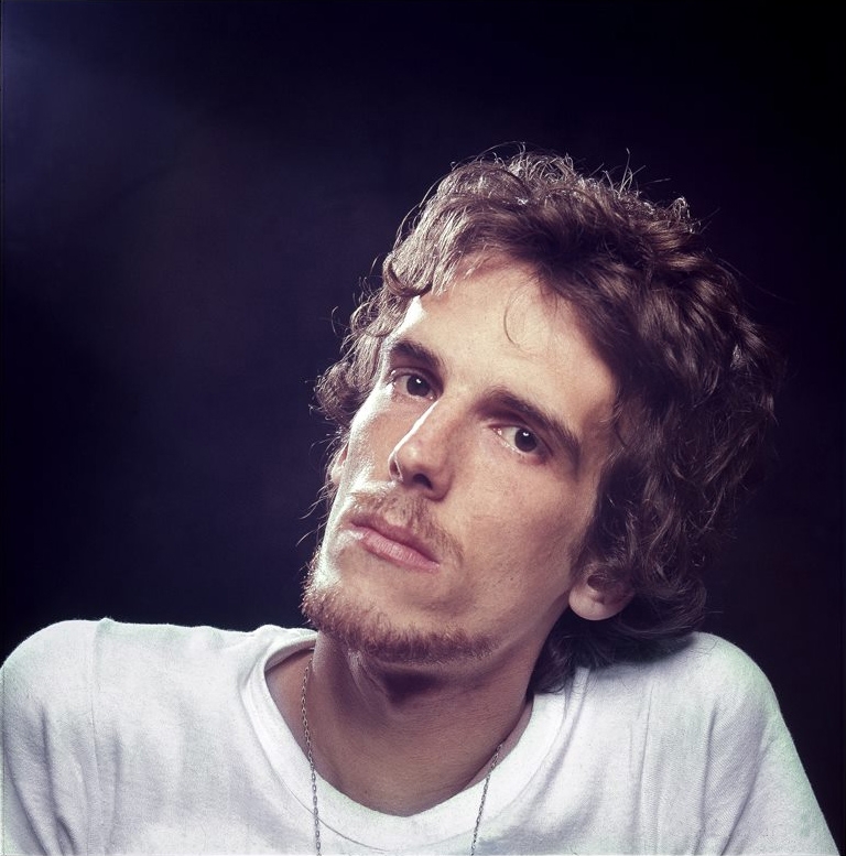 Luis Alberto Spinetta, ícono del rock nacional, nació el 23 de enero de 1950 y dio origen al Día Nacional del Músico en Argentina.