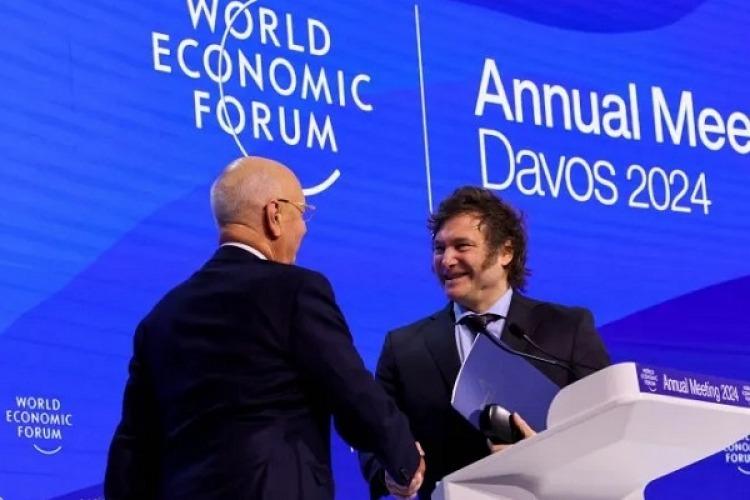 Milei viaja a Davos para buscar inversiones y una posible reunión con Trump 5 milei davos - 4