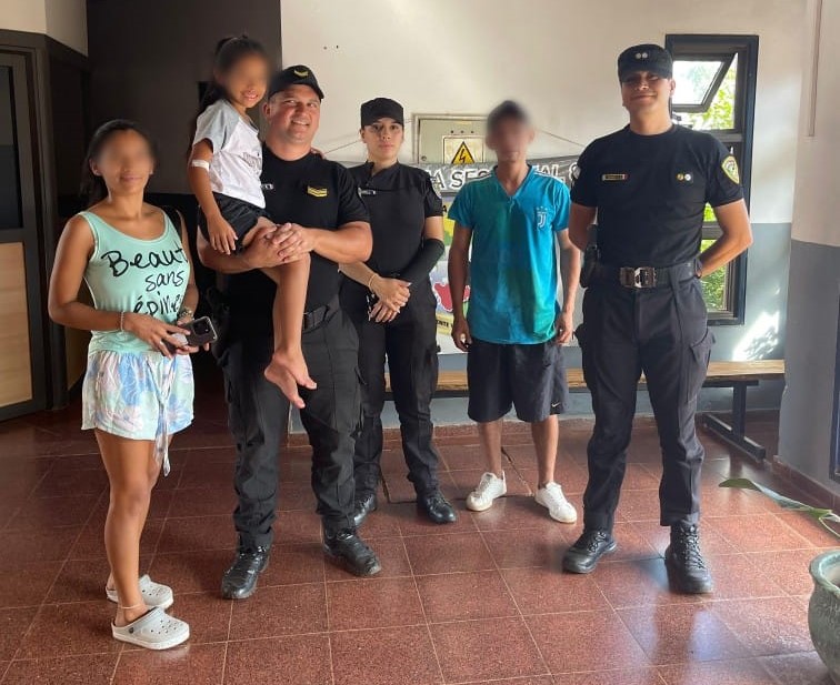 Posadas: policías reanimaron a una niña dentro de una patrulla camino al hospital 2 nina salvada - 1