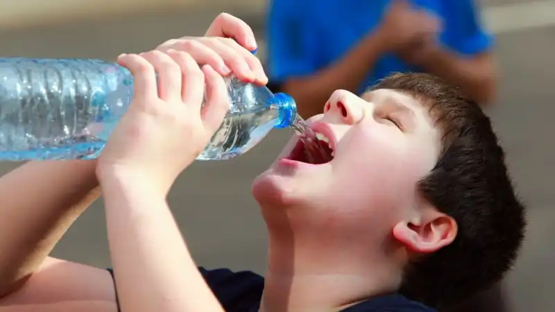 Golpes de calor y gastroenteritis: las amenazas del verano para los más chicos chicos verano