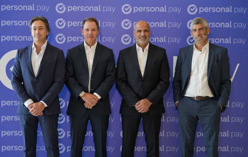 Telecom Argentina y Banco Macro sellan una alianza estratégica para potenciar Personal Pay De izquierda a derecha: Juan Parma, CEO de Banco Macro, Jorge Brito, Presidente de Banco Macro, Roberto Nobile, CEO de Personal, y Martín Heine, CEO de Personal Pay.