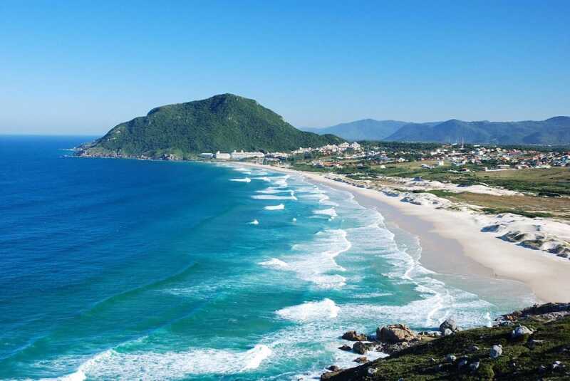 Advierten sobre casos de gastroenteritis en el sur de Brasil y detectan playas no aptas para el baño 5 Autoridades ambientales recomiendan evitar el ingreso al mar en zonas con riesgo sanitario durante la temporada turística.