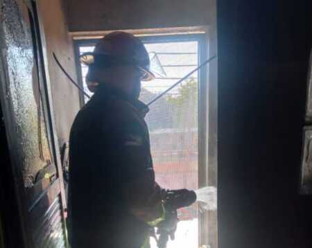 Principio de incendio en un edificio de Posadas fue controlado a tiempo y no dejó heridos Bomberos controlaron rápidamente el foco ígneo en un edificio de calle Hungría, sin que se registraran personas heridas.
