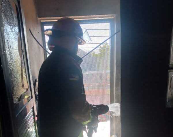 Principio de incendio en un edificio de Posadas fue controlado a tiempo y no dejó heridos Bomberos controlaron rápidamente el foco ígneo en un edificio de calle Hungría, sin que se registraran personas heridas.