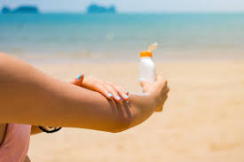 Cómo cuidar la piel frente al calor extremo: claves para una rutina de verano 5 protector solar - 4