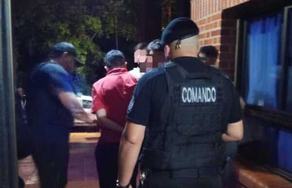 Efectivos de la Policía de Misiones durante el operativo cerrojo que permitió la recaptura del evadido sobre la Ruta Nacional 12.