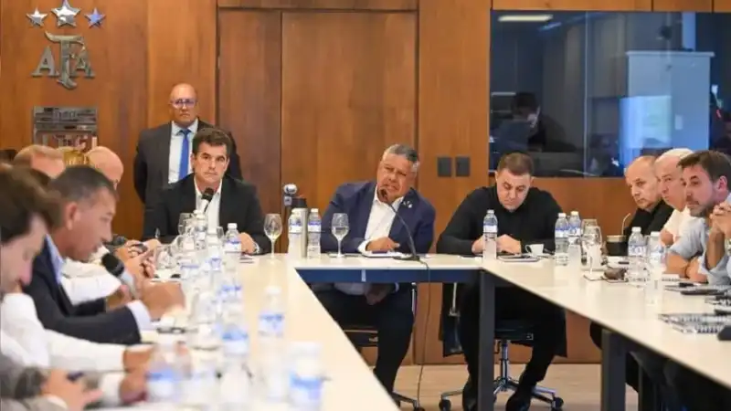 La AFA confirmó la creación de la Recopa de Campeones: quiénes y cuándo la juegan 2 reunion afa claudio - 1