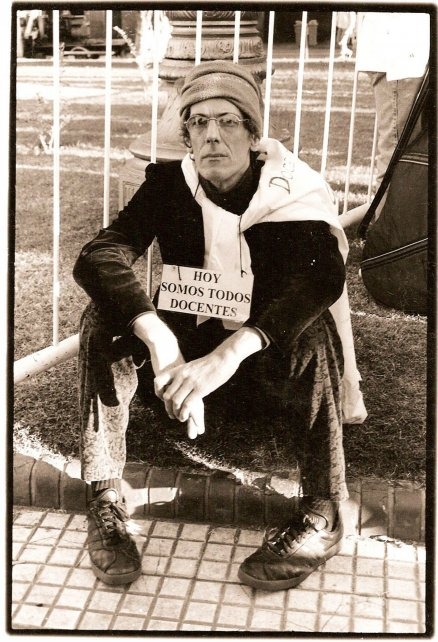 Luis Alberto Spinetta, una figura central del rock argentino cuyo legado sigue vigente a través de generaciones.