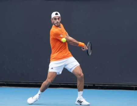 Francisco Cerúndolo venció a Stefanos Tsitsipas en su debut en Montecarlo y avanzó a segunda ronda. Segunda victoria argentina en el día.