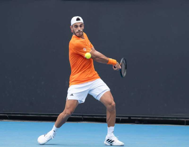 Francisco Cerúndolo venció a Stefanos Tsitsipas en su debut en Montecarlo y avanzó a segunda ronda. Segunda victoria argentina en el día.