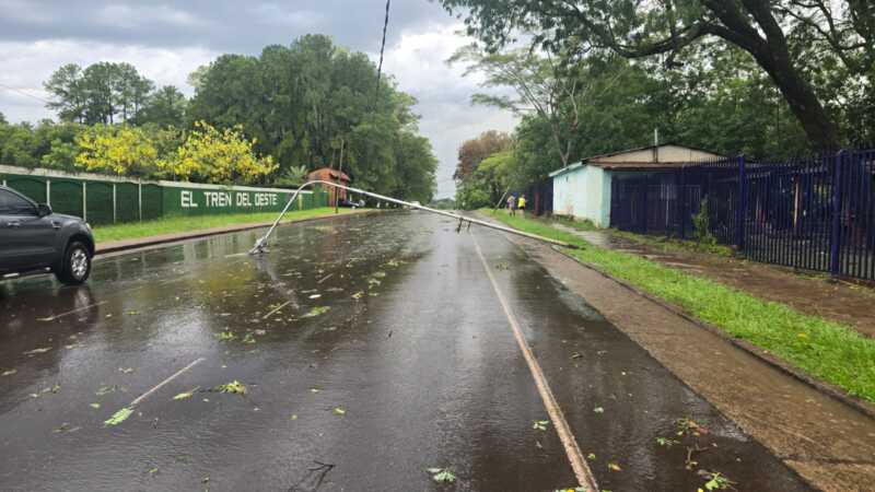 Minutos de tormenta y lluvias causaron destrozos y voladuras de techo en Posadas 3 tormenta posadas