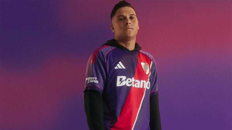 River presentó su nueva camiseta violeta diseñada por Adidas, que mantiene la banda roja y podría estrenarse en los próximos partidos.