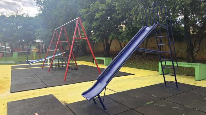 Leandro N. Alem mejora la plaza del barrio Juan Pablo II 1 Alem