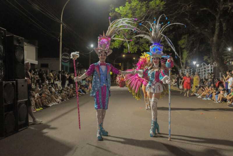 Alem vive el carnaval: todo listo para una nueva edición del Alem Corsos Show 5 Leandro N. Alem se prepara para el Alem Corsos Show este domingo 15. Cuatro comparsas de Misiones llenarán de ritmo y color la avenida San Martín.