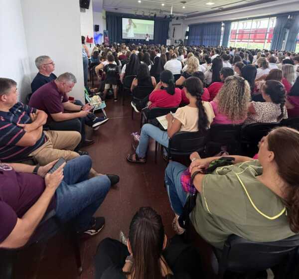 Más de mil docentes participaron en la Jornada de Alfabetización e Innovación Educativa en Misiones 3 El Servicio Provincial de Enseñanza Privada convocó a más de mil educadores en una jornada clave para el ciclo lectivo 2026.